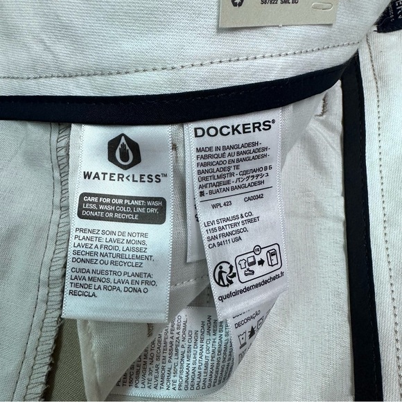 Dockers Men's Easy Khaki Pants - Classic Fit, Pleated, Gray Size 33x32 - Picture 3 of 6